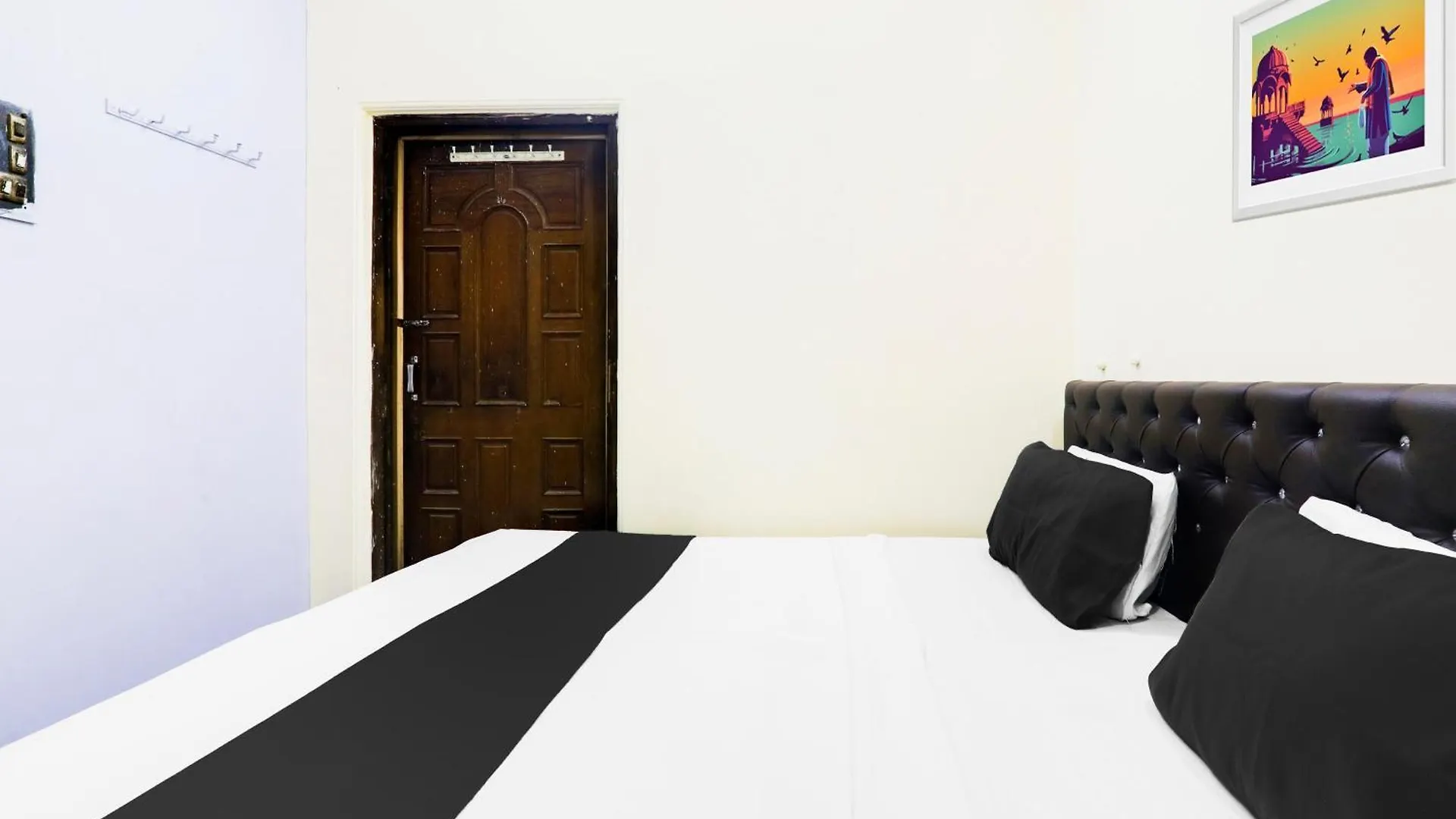 Hotel O Kashi Paradise Maidagin Varanasi By Clovetree